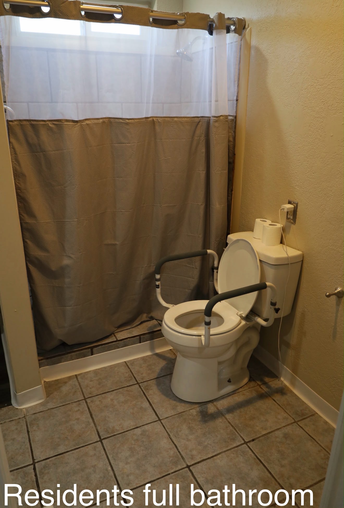 Residents' full bathroom